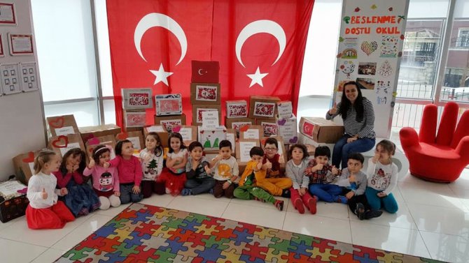 Minik yüreklerden huduttaki asker ağabeylerine anlamlı hediyeler