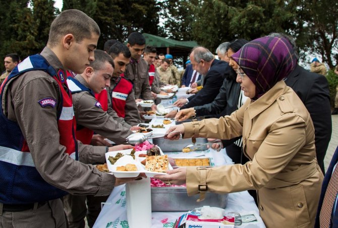 Zaferin yıl dönümünde Mehmetçiğe anne yemeği