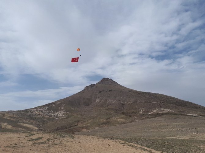 Gökyüzünde paramotorla dev Türk bayrağı açılarak çifte zafer kutlandı