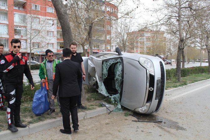 Kontrolden çıkan otomobil ağaca çarptı: 2 yaralı