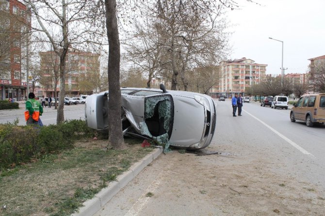 Kontrolden çıkan otomobil ağaca çarptı: 2 yaralı