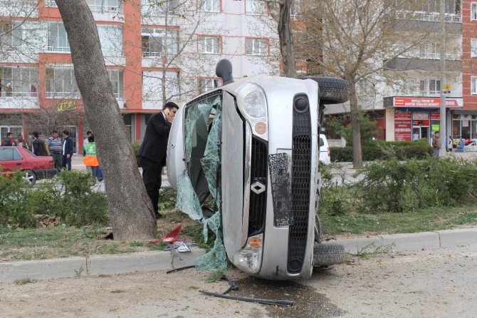 Kontrolden çıkan otomobil ağaca çarptı: 2 yaralı