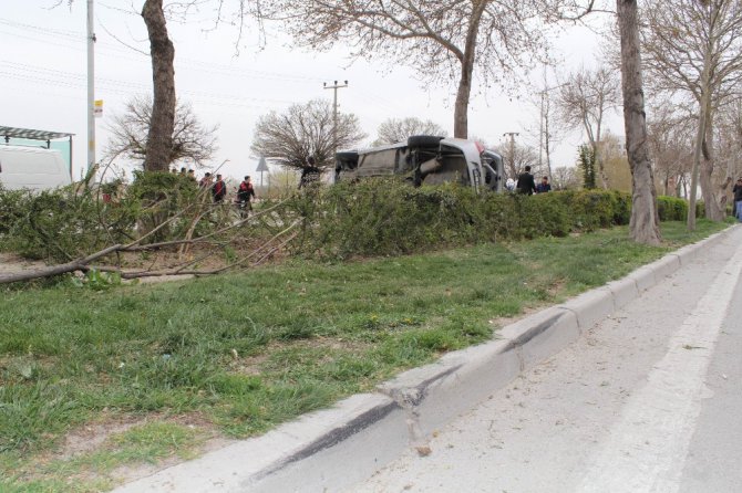 Kontrolden çıkan otomobil ağaca çarptı: 2 yaralı