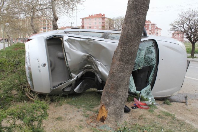 Kontrolden çıkan otomobil ağaca çarptı: 2 yaralı