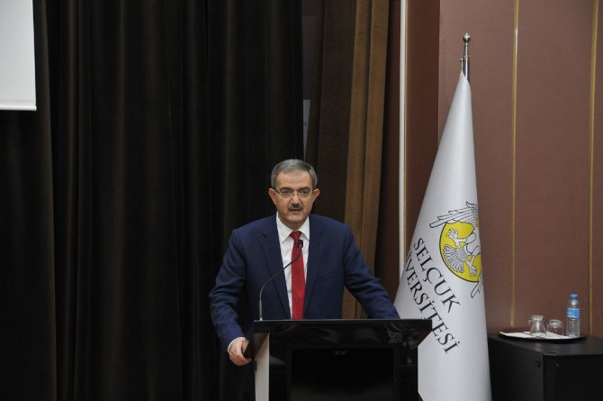 Selçuk’ta “Anayasalar ve Siyaset” konferansı yapıldı