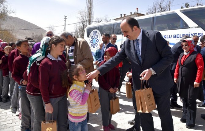 Başkan Altay yazarlarla bir araya geldi