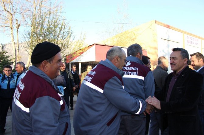 Başkan Tutal, kadro sevincini çalışanları ile kutladı