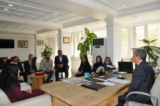 Başkan Akkaya’dan panelist öğrencilere altın