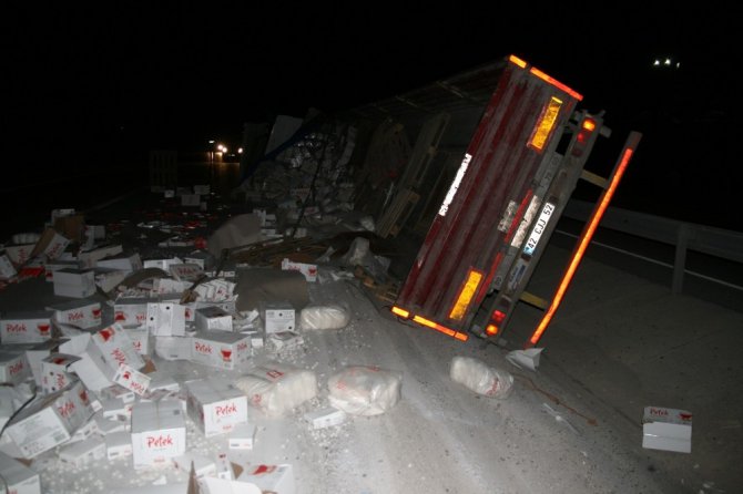 Devrilen tırdaki şekerler yola saçıldı, şoför yaralandı