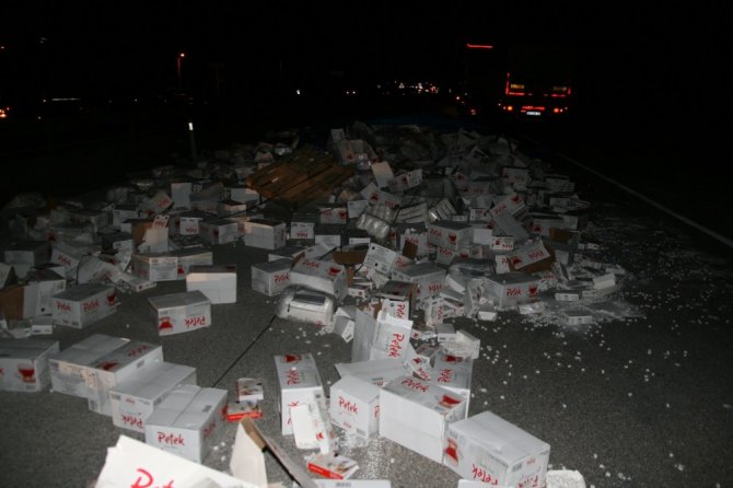 Devrilen tırdaki şekerler yola saçıldı, şoför yaralandı