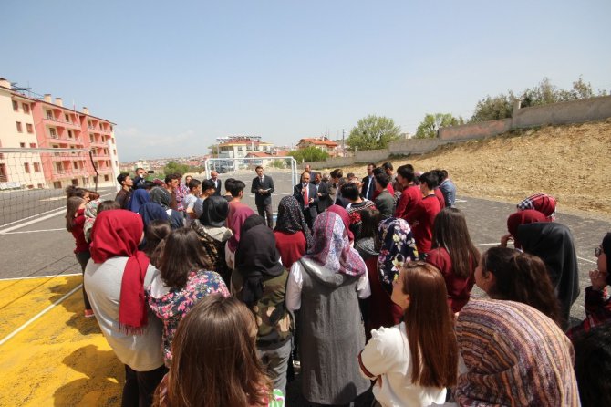 Okulları ziyaret eden Özaltun’dan öğrencilere müjde