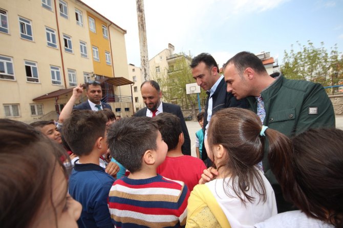 Okulları ziyaret eden Özaltun’dan öğrencilere müjde