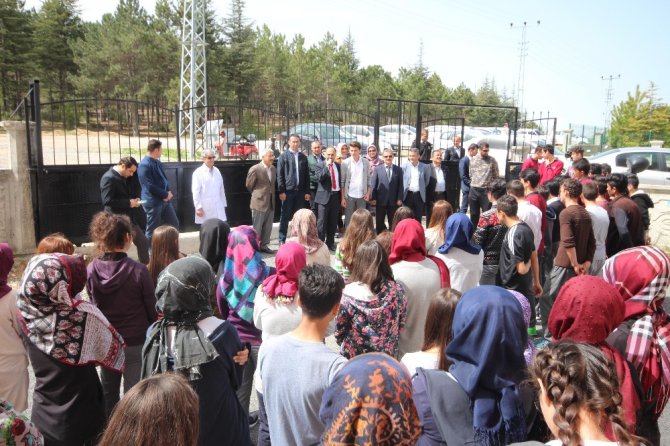 Okulları ziyaret eden Özaltun’dan öğrencilere müjde