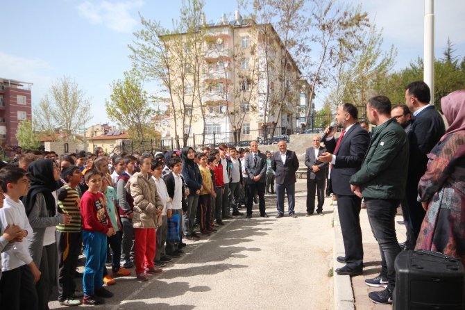 Okulları ziyaret eden Özaltun’dan öğrencilere müjde