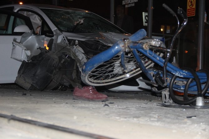 Konya’da kontrolden çıkan otomobil önce bisikletliye sonra tramvay durağına daldı: 1 ölü