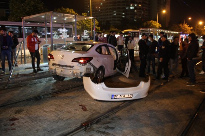 Konya’da kontrolden çıkan otomobil önce bisikletliye sonra tramvay durağına daldı: 1 ölü