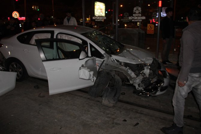 Konya’da kontrolden çıkan otomobil önce bisikletliye sonra tramvay durağına daldı: 1 ölü