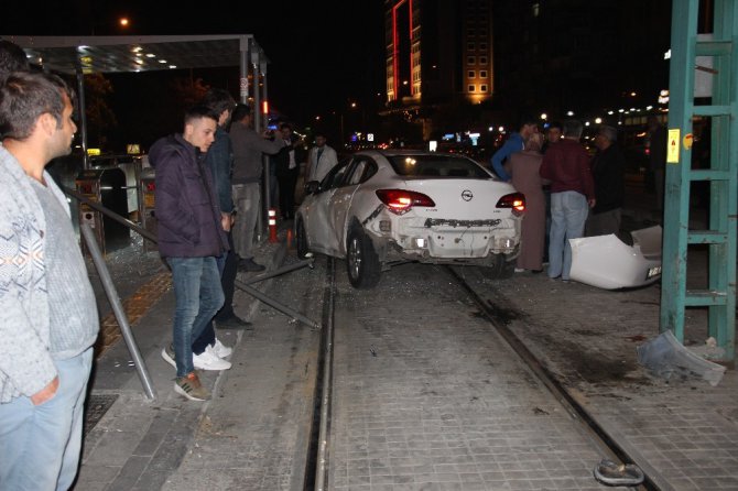 Konya’da kontrolden çıkan otomobil önce bisikletliye sonra tramvay durağına daldı: 1 ölü