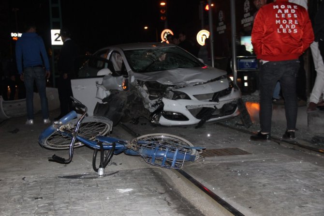 Konya’da kontrolden çıkan otomobil önce bisikletliye sonra tramvay durağına daldı: 1 ölü