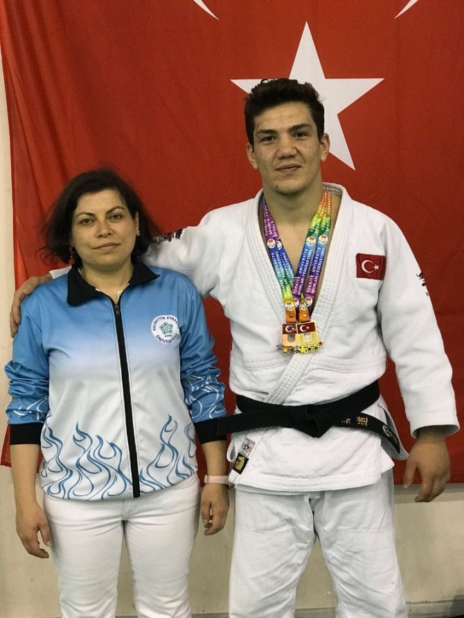 NEÜ’lü öğrenciler judo şampiyonasından derecelerle döndü