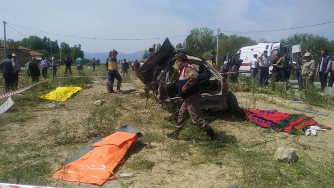 Hafif ticari araç ile otomobil çarpıştı: 4 ölü, 2 yaralı