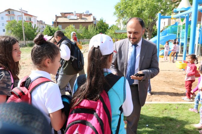 Başkan Özaltun, parklarda oynayan çocuklarla buluştu