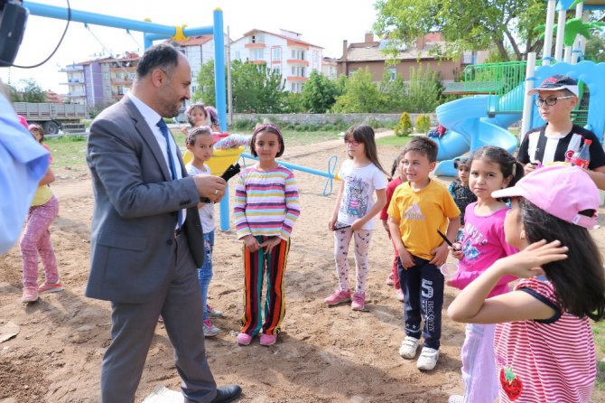 Başkan Özaltun, parklarda oynayan çocuklarla buluştu