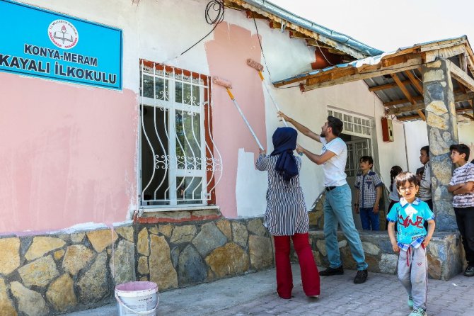 Meramlı gençler Kayalı’da çocuklarla buluştu