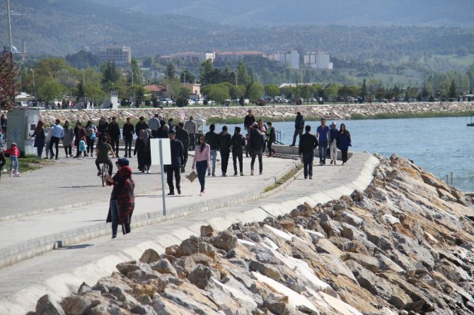 Beyşehir’de havaların ısınmasıyla vatandaşlar parklara akın etti