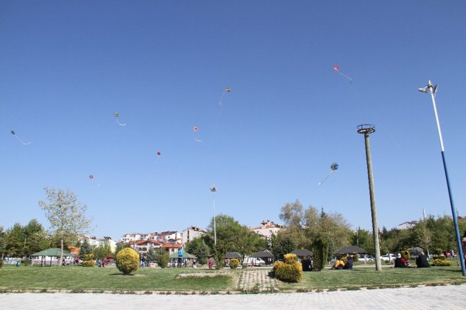 Beyşehir’de havaların ısınmasıyla vatandaşlar parklara akın etti