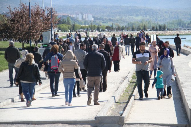 Beyşehir’de havaların ısınmasıyla vatandaşlar parklara akın etti