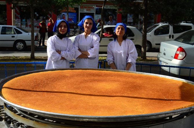 2 bin 500 kişilik künefe yaparak vatandaşa ikram etti