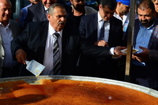 2 bin 500 kişilik künefe yaparak vatandaşa ikram etti