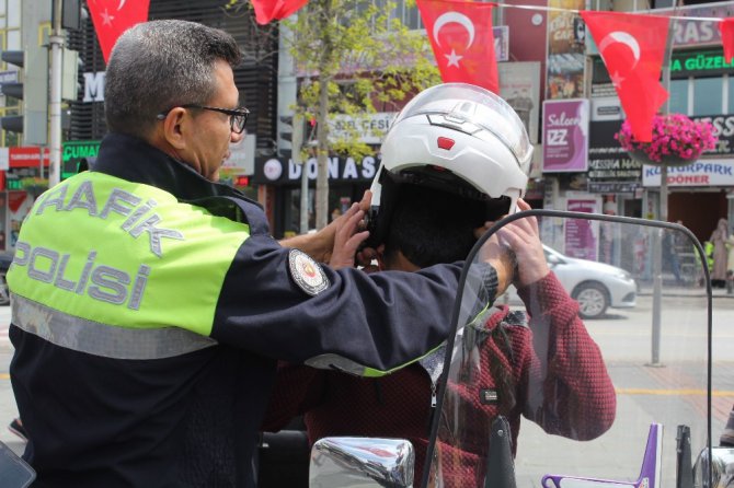 Konya’da motosiklet sürücülerine kask dağıtıldı