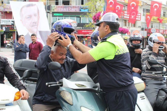 Konya’da motosiklet sürücülerine kask dağıtıldı