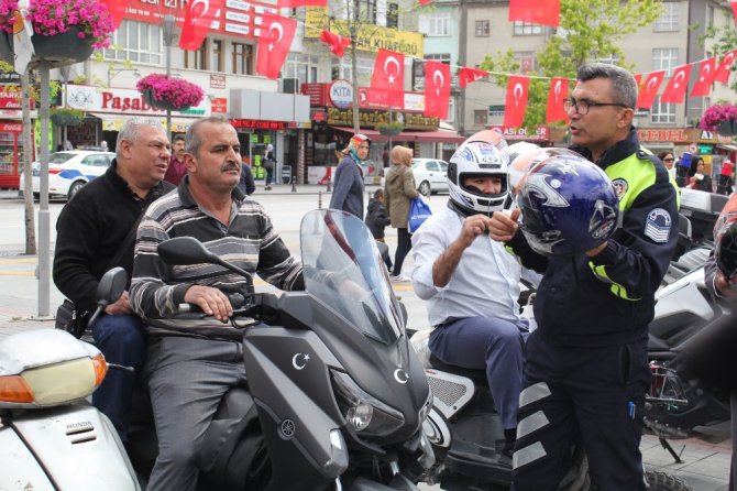 Konya’da motosiklet sürücülerine kask dağıtıldı