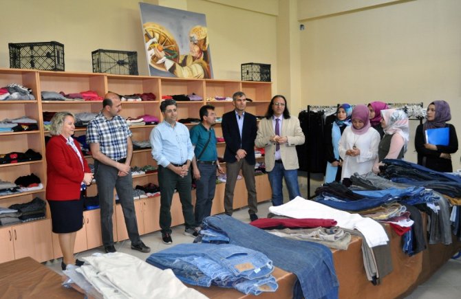 NEÜ’de ihtiyaç sahibi öğrenciler için ‘Akef Butik’ açıldı