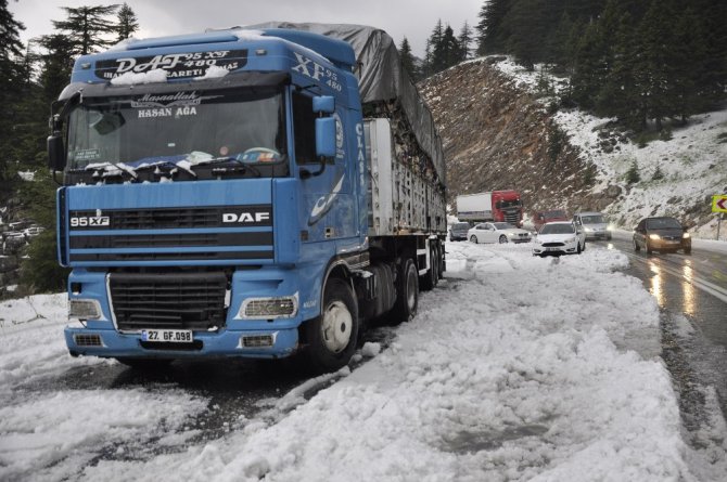 Mayıs ayında şortla araçlarını kardan kurtardılar