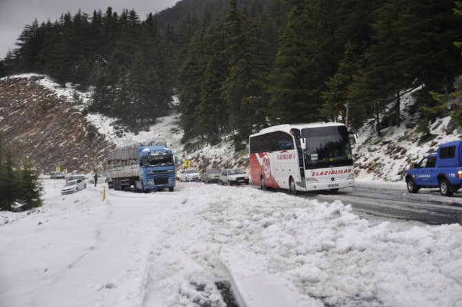 Mayıs ayında şortla araçlarını kardan kurtardılar