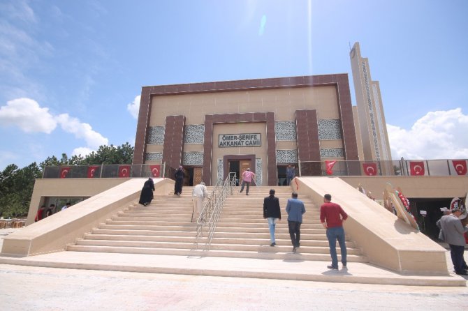 Beyşehir’de farklı mimarisiyle dikkat çeken cami dualarla ibadete açıldı