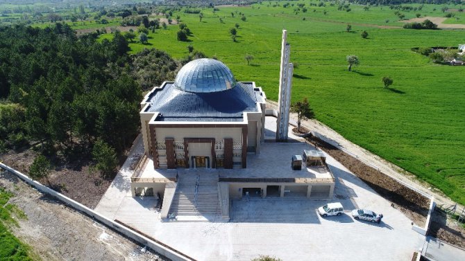 Beyşehir’de farklı mimarisiyle dikkat çeken cami dualarla ibadete açıldı