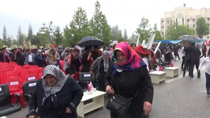 Mezuniyet töreninde sağanak yağmura yakalandılar