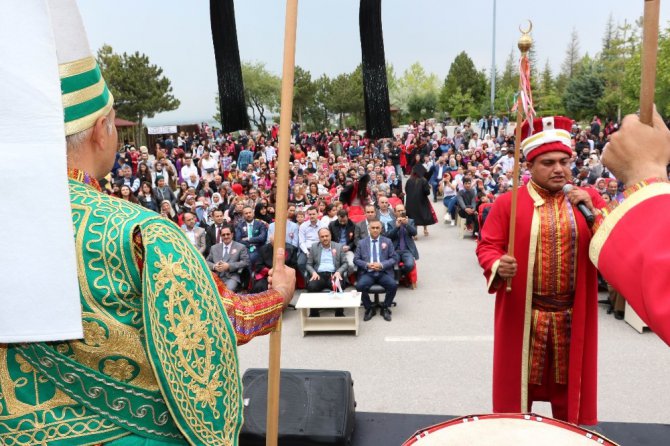 Mezuniyet töreninde sağanak yağmura yakalandılar