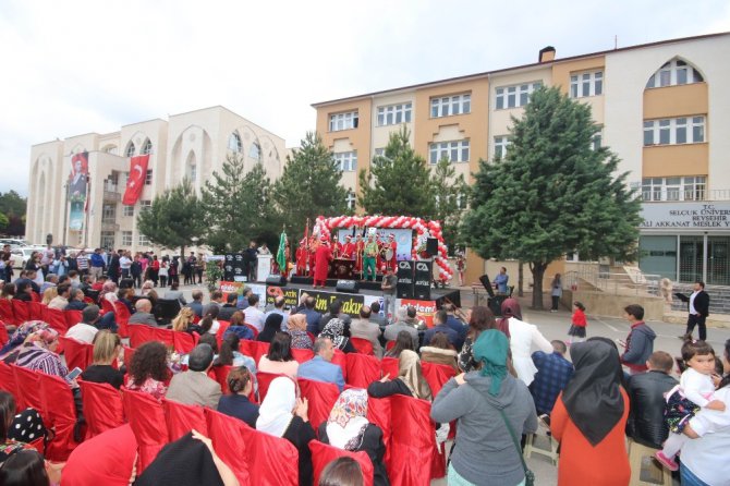 Mezuniyet töreninde sağanak yağmura yakalandılar