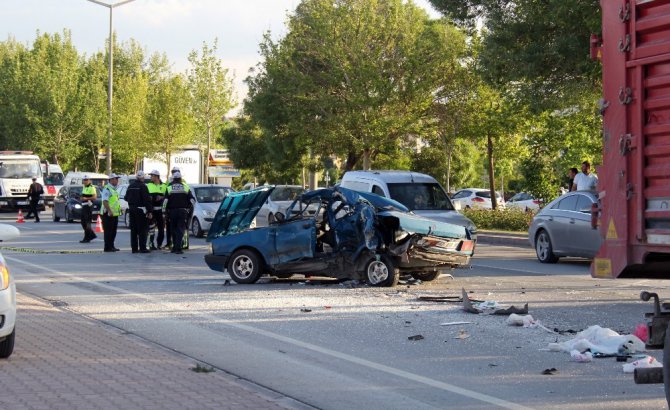 Zincirleme kazada savrulan otomobil tıra çarptı: 1 ölü