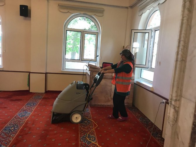 Akşehir belediyesi cami temizliklerini sürdürüyor