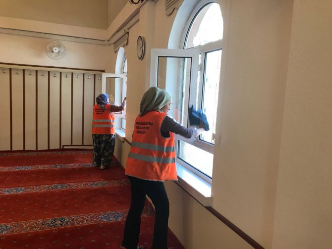 Akşehir belediyesi cami temizliklerini sürdürüyor