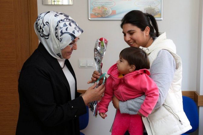 Başkan Toru’dan hemşirelere karanfil