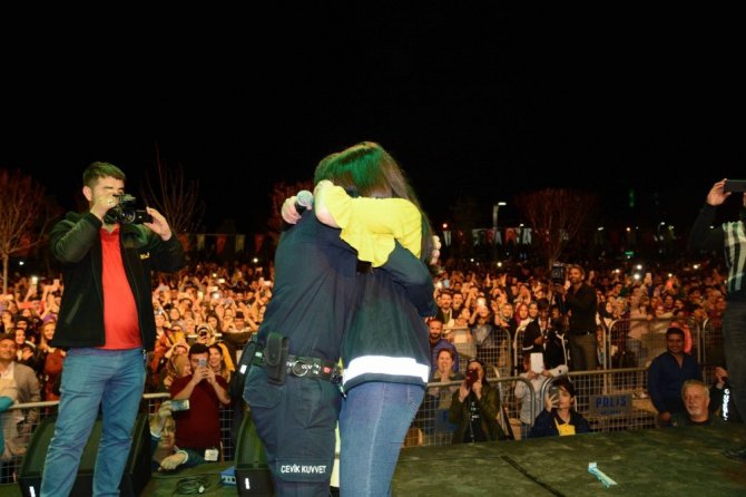 Polisten meslektaşı olan kız arkadaşına konserde evlenme teklifi