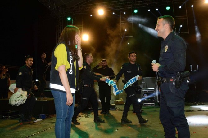 Polisten meslektaşı olan kız arkadaşına konserde evlenme teklifi